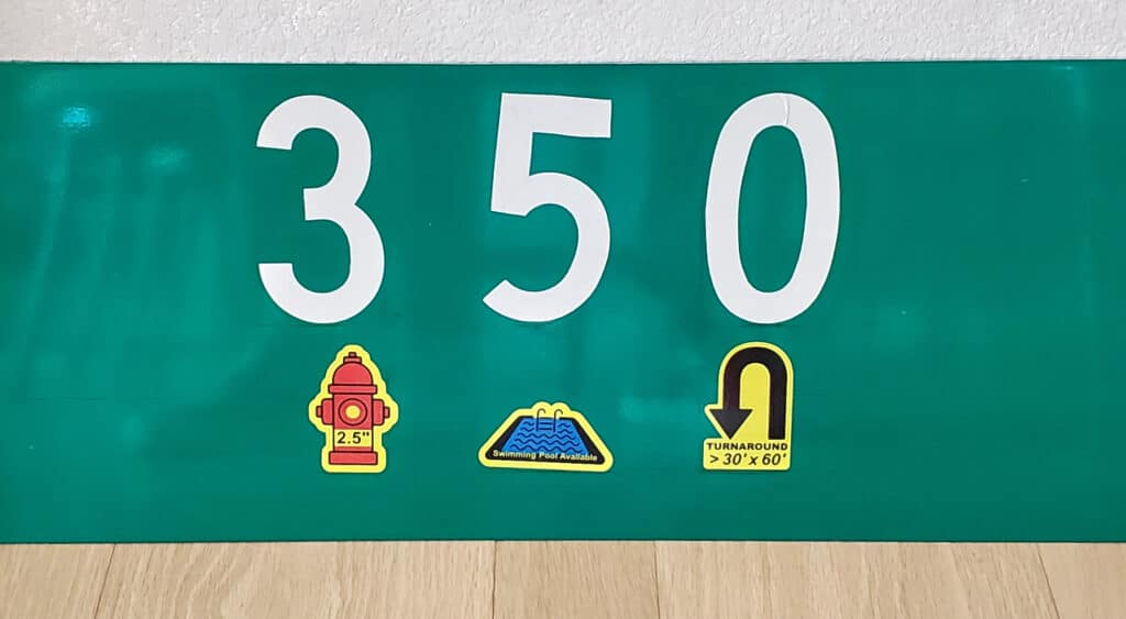 horizontal reflective address sign